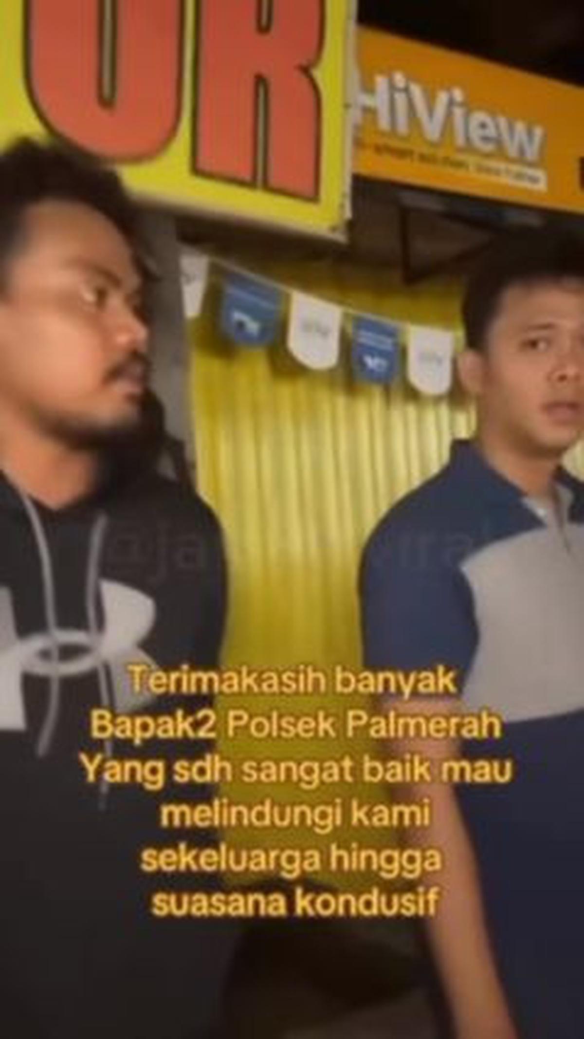 "Dan dengan baik hati, bapak-bapak Polsek Palmerah bantu temenin kita untuk jemput anakku dan temenin kita sampai kita aman," tutupnya. <br>
