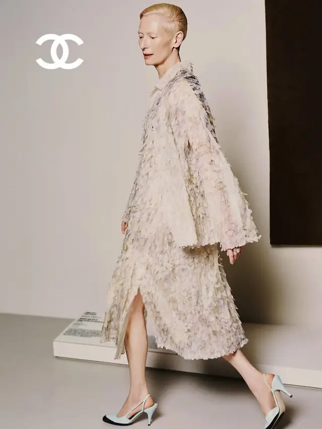 Tilda Swinton Tampil Avant-Garde dengan Gaun Dramatis di Chanel Seoul