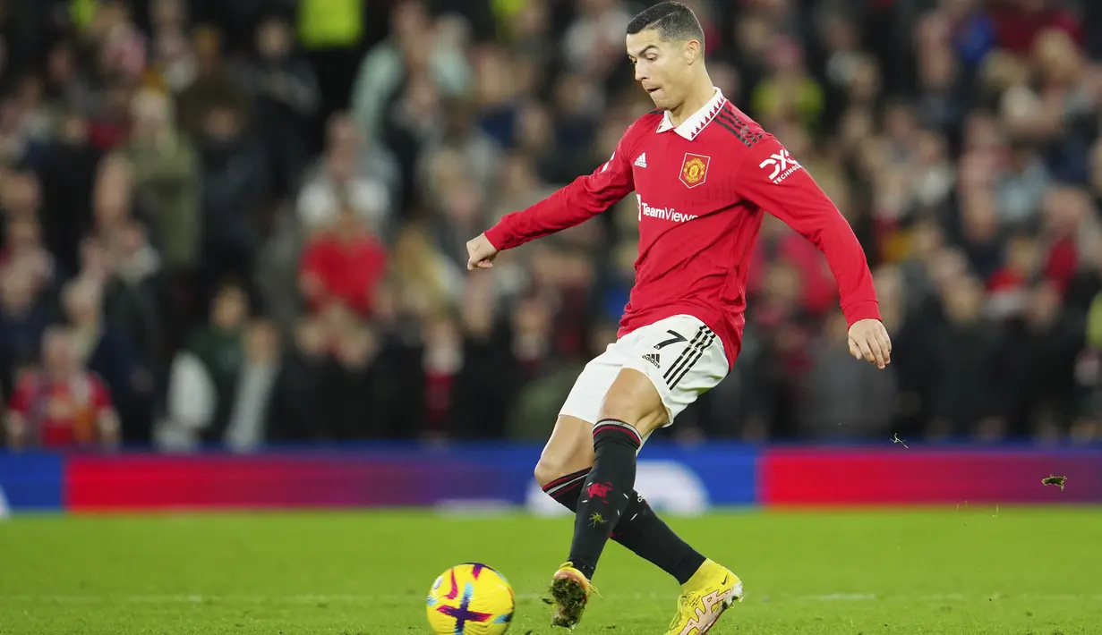 <p>Penyerang Manchester United, Cristiano Ronaldo mengumpan bola saat bertanding melawan West Ham United pada pertandingan lanjutan Liga Inggris di stadion Old Trafford di Manchester, Inggris, Minggu, 30 Oktober 2022. Kemenangan ini membuat Manchester United berada di peringkat lima klasemen dengan 23 poin. (AP Photo/Jon Super)</p>