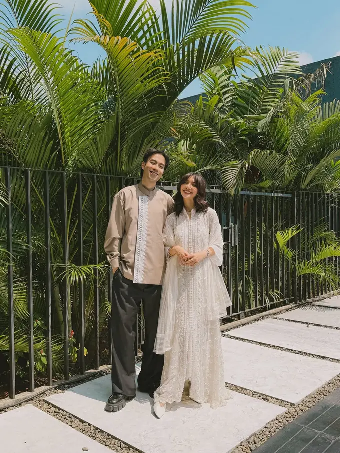 Gaya Serasi Pasutri Vidi Aldiano dan Sheila Dara dalam Balutan Modest Wear Sheila Dara dan Jelang Pernikahan Tanjung dan Nadin Amizah