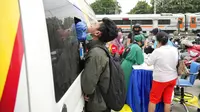 Seorang pria bereaksi ketika petugas kesehatan mengambil sampel usap hidung darinya saat tes publik untuk virus corona COVID-19 yang dilakukan di stasiun kereta api di Bekasi, Jawa Barat, Rabu (2/2/2022). (AP Photo/Achmad Ibrahim)