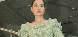 Cinta Laura Tampil Anggun dalam Kebaya berpita. Dok.  Ivory Studio