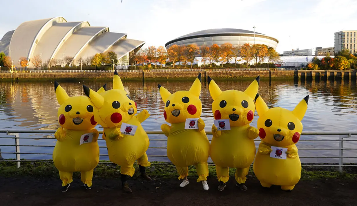 Aktivis berpakaian Pokemon Pikachu saat memprotes dukungan Jepang terhadap industri batu bara dekat KTT Iklim PBB COP26 di Glasgow, Skotlandia, 4 November 2021. KTT ini mengumpulkan para pemimpin dunia untuk menjabarkan visi mereka dalam mengatasi pemanasan global. (AP Photo/Alberto Pezzali)