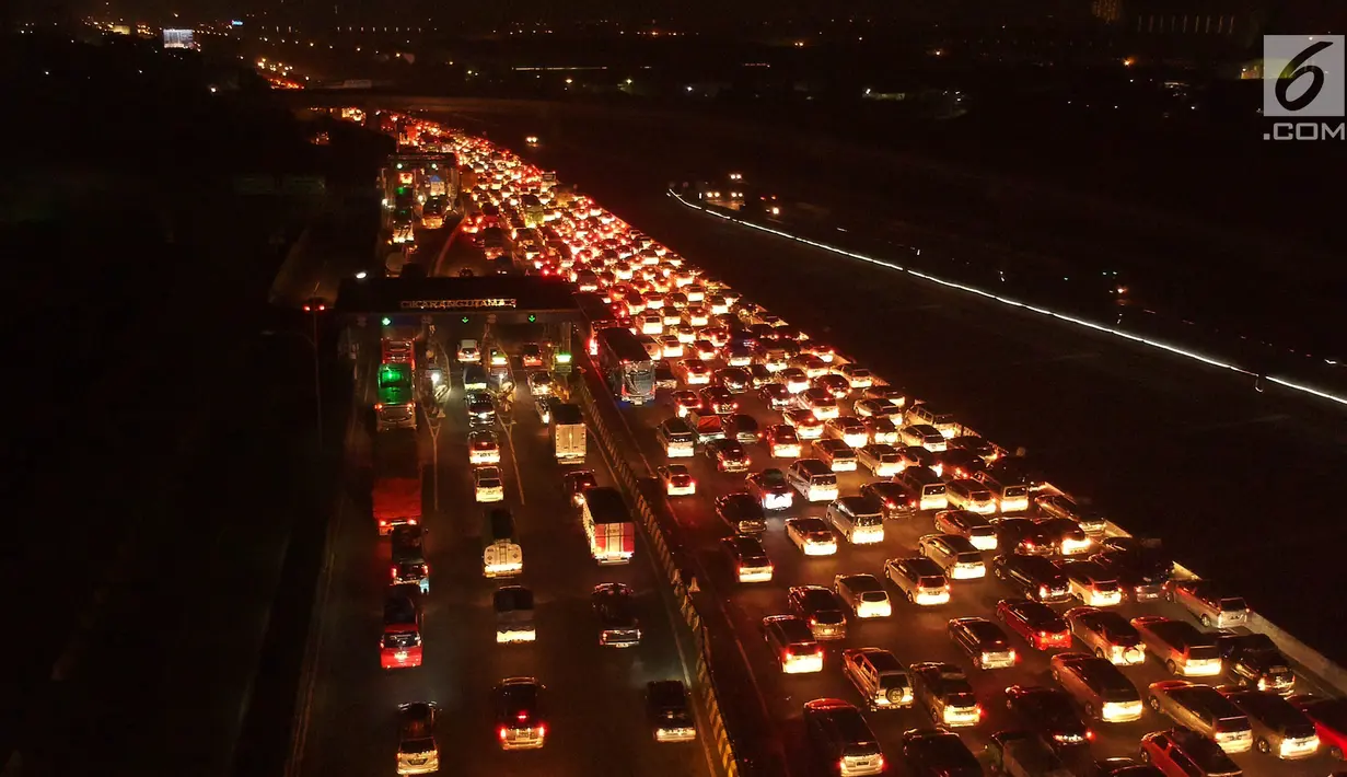 Kepadatan kendaraan yang menuju Gerbang Tol Cikarang Utama di Bekasi, Jawa Barat, Minggu (10/6) dini hari. Pada H-5 Lebaran arus mudik di ruas Tol Jakarta-Cikampek mulai mengalami kepadatan. (Liputan6.com/Arya Manggala)