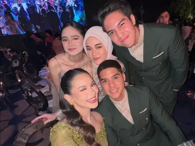 Al Ghazali dan El Rumi terbilang baru memulai kisah cinta mereka dengan pacar masing-masing. Al baru balikan dengan Alyssa Daguise sedangkan El Rumi tampil romantis perdana bareng Syifa Hadju. (Liputan6.com/IG/@diandramarsha)