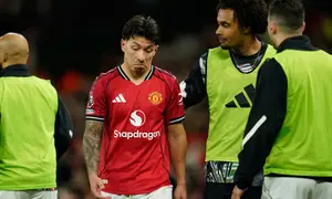 Lisandro Martinez dari Manchester United bereaksi setelah menerima kartu merah selama pertandingan Premier League antara Manchester United dan Leeds di Manchester, Inggris, Selasa (14-4-2026) dini hari WIB. (AP Photo/Dave Thompson)