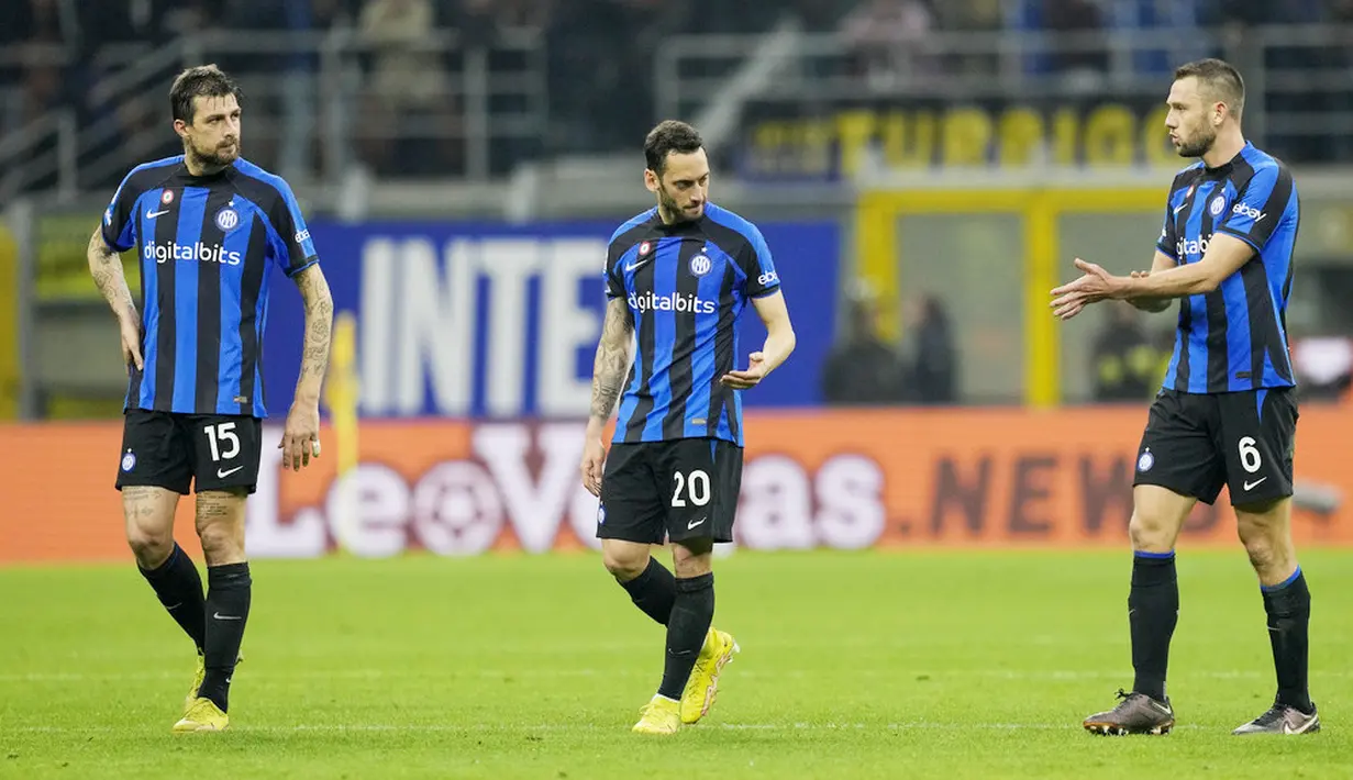 Pemain Inter Milan tampak kecewa saat meninggalkan lapangan setelah dikalahkan Juventus pada lanjutan pekan ke-27 Liga Italia di Stadion Guiseppe Meazza, Senin (20/3/2023). (AP Photo/Antonio Calanni)