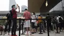 Penggemar Apple antre untuk masuk flagship store yang dibuka di Sanlitun, Beijing, China, Jumat (17/7/2020). Pembukaan toko baru Apple tersebut menerapkan protokol kesehatan untuk mencegah penyebaran virus corona COVID-19. (AP Photo/Ng Han Guan)