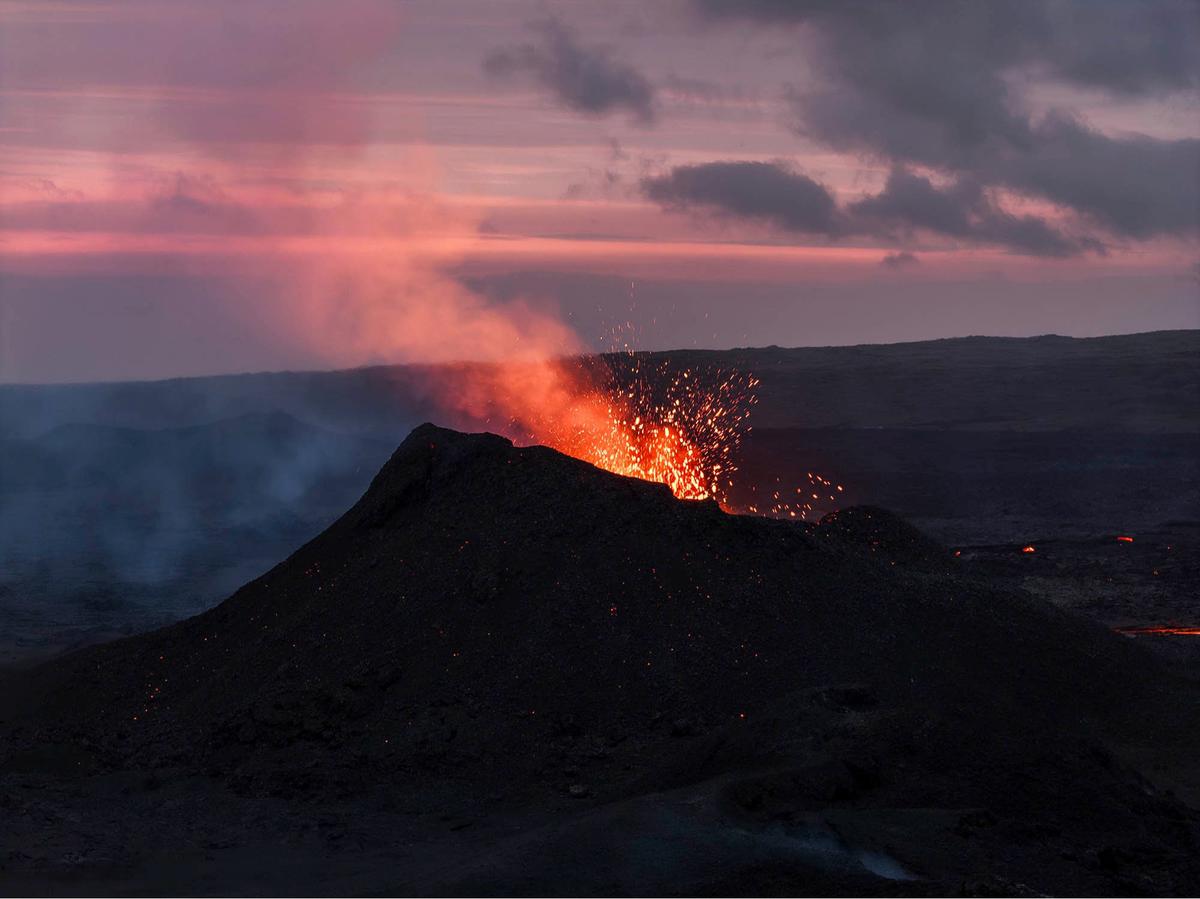 FOTO: Daya Tarik Mematikan, Wisatawan Berbondong Datangi Lokasi Letusan di Islandia