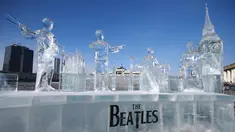 Patung es band The Beatles terlihat di alun-alun Sukhbaatar, di Ulaanbaatar, ibu kota Mongolia (23/1). Patung es ini dibuat oleh sekumpulan seniman yang dipimpin oleh Ts. Batmunkh. (AFP Photo/Byambasuren Byamba-Ochir)