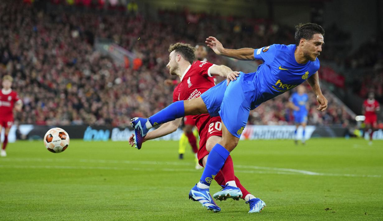 Pemain Union Saint-Gilloise, Kevin Mac Allister (kanan) berebut bola dengan pemain Liverpool, Diogo Jota pada laga Grup E Liga Europa 2023/2024 di Anfield, Liverpool, Inggris, Jumat (6/10/2023) dini hari WIB. (AP Photo/Jon Super)