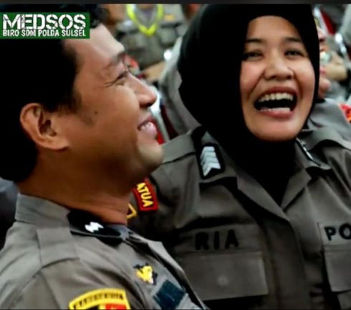 Raut wajah bahagia juga terpancar jelas di wajah sang suami. Mengingat, keduanya lolos Sekolah Perwira. <br>