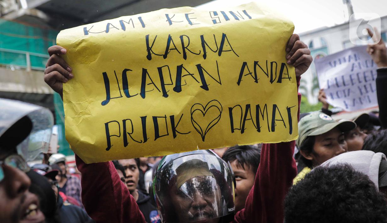 Warga Tanjung Priok membawa poster berisi aspirasi saat berunjuk rasa di depan Gedung Kemenkumham, Jakarta Selatan, Rabu (22/1/2020). Mereka menuntut Menkumham Yasonna Laoly minta maaf atas ucapannya yang menyebut Tanjung Priok adalah daerah miskin, kumuh, dan kriminal. (Liputan6.com/Faizal Fanani)