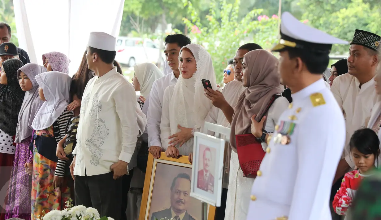 Aktris Marini Zumarnis saat prosesi pemakaman ayahnya, Zumarnis Zein, di TPU Karet Bivak, Jakarta, Jumat (17/6). Ayah Marini Zumarnis merupakan pensiunan TNI dengan pangkat terakhir sebagai Brigadir Jenderal Purnawirawan. (Liputan6.com/Herman Zakharia)
