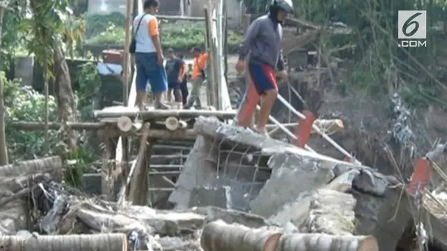 VIDEO: Jembatan Ambruk, Warga Nekat Masuk ke Sungai