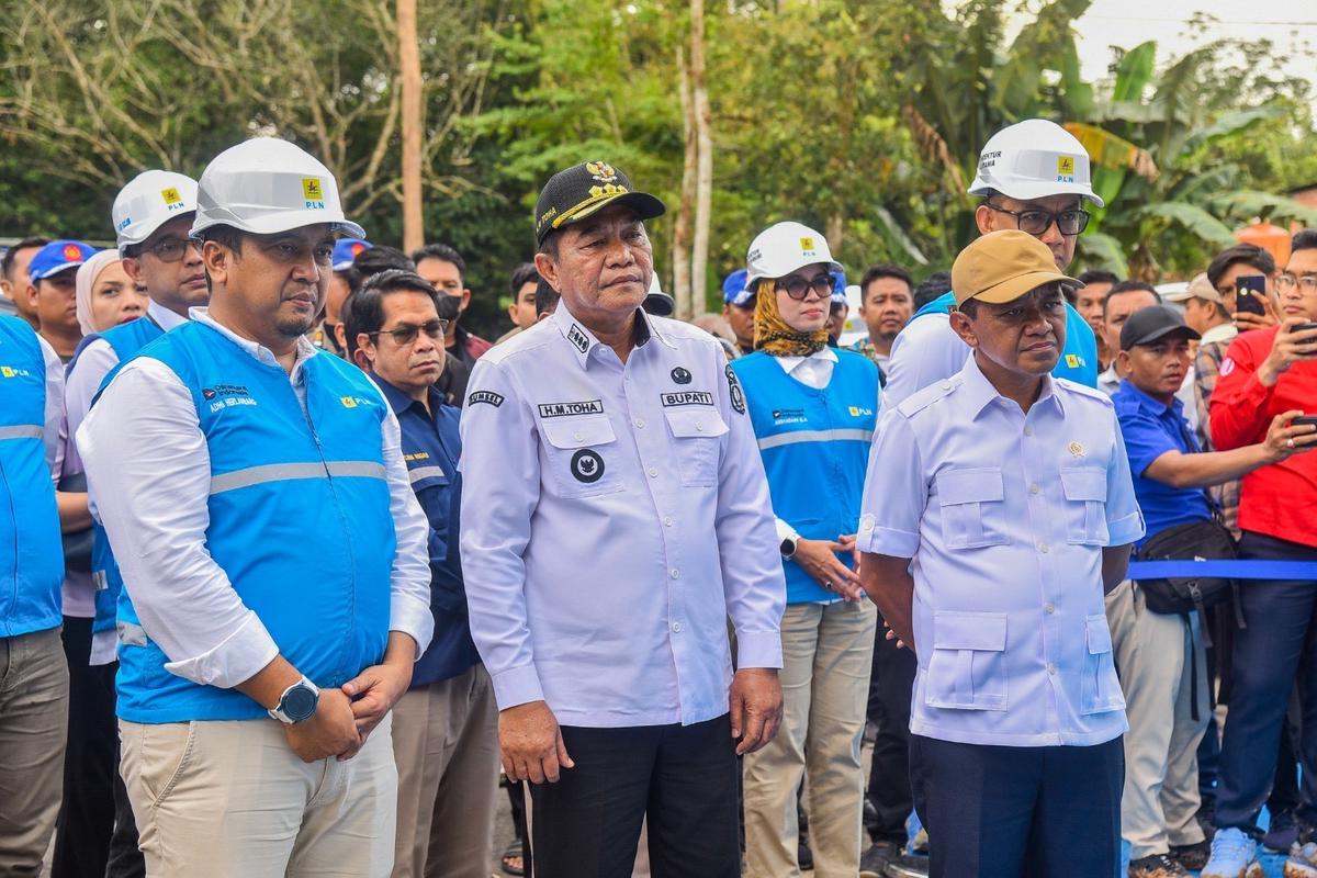 Menteri ESDM Bahlil Lahadalia memastikan listrik masuk di Desa Bandar Jaya, Kabupaten Musi Banyuasin, Sumatera Selatan