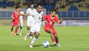 Pemain Timnas Indonesia U-23, Robi Darwis, berebut bola dengan pemain Laos, Peeter Phanthavong, dalam laga Grup J Kualifikasi Piala Asia U-23 2026 di Stadion Gelora Delta, Sidoarjo, Jawa Timur, Rabu (03/09/2025). (Bola.com/Wahyu Pratama)