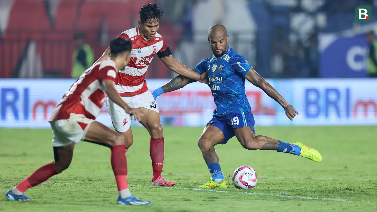 Foto: Aksi David da Silva Acak-acak Pertahanan Madura United, Borong 2 Gol Buat Persib