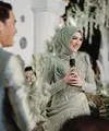Saat lamaran, Happy pun tampil serba hijau mengenakan kerudung yang dipadukan dress berpayet. Ia pun tampil serasi dengan Gilda yang kini sudah menjadi suaminya. [@ulfamerdekapartyplanner]