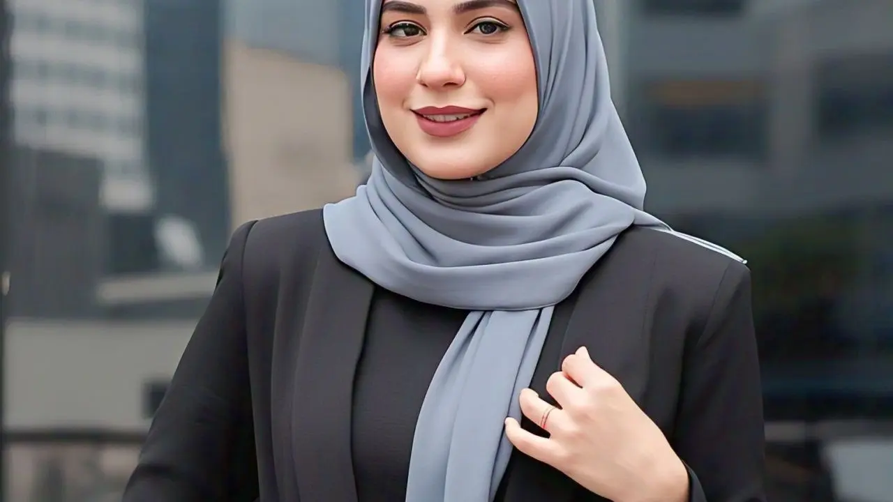 Dress Hitam Blazer Style dengan Hijab Abu-abu Tua