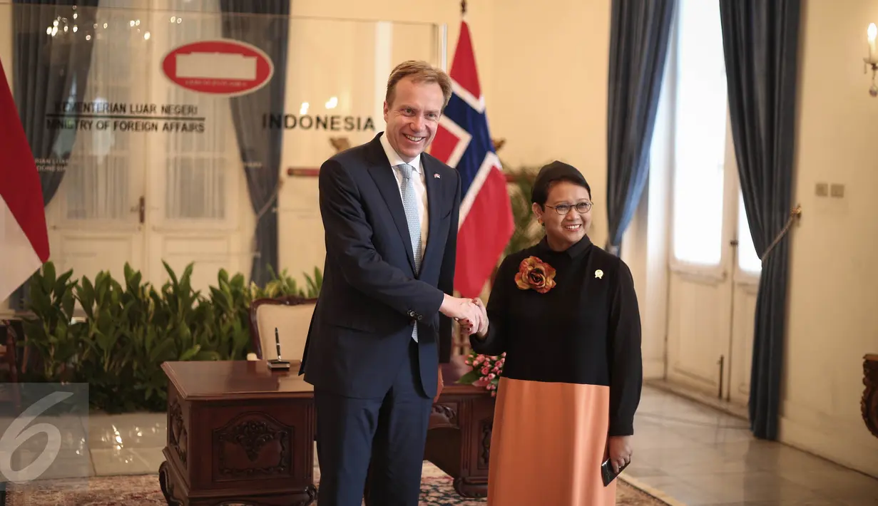 Menteri Luar Negeri RI Retno Marsudi bersalaman dengan Menlu Norwegia Borge Brende saat tiba di Gedung Kemlu Jakarta, Senin (30/5). Pertemuan dalam rangka 2nd Joint Commission for Bilateral Cooperation (JCBC). (Liputan6.com/Faizal Fanani)