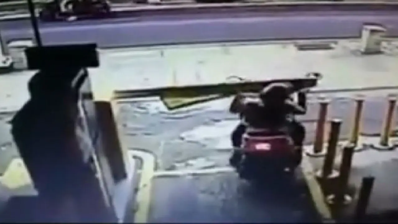 Aksi Kayang Lintasi Palang Hindari Bayar Parkir Berujung Apes