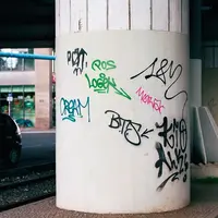 Cowok ini mengubah coretan grafiti yang tulisannya nggak jelas jadi bisa terbaca. (Via: boredpanda.com)