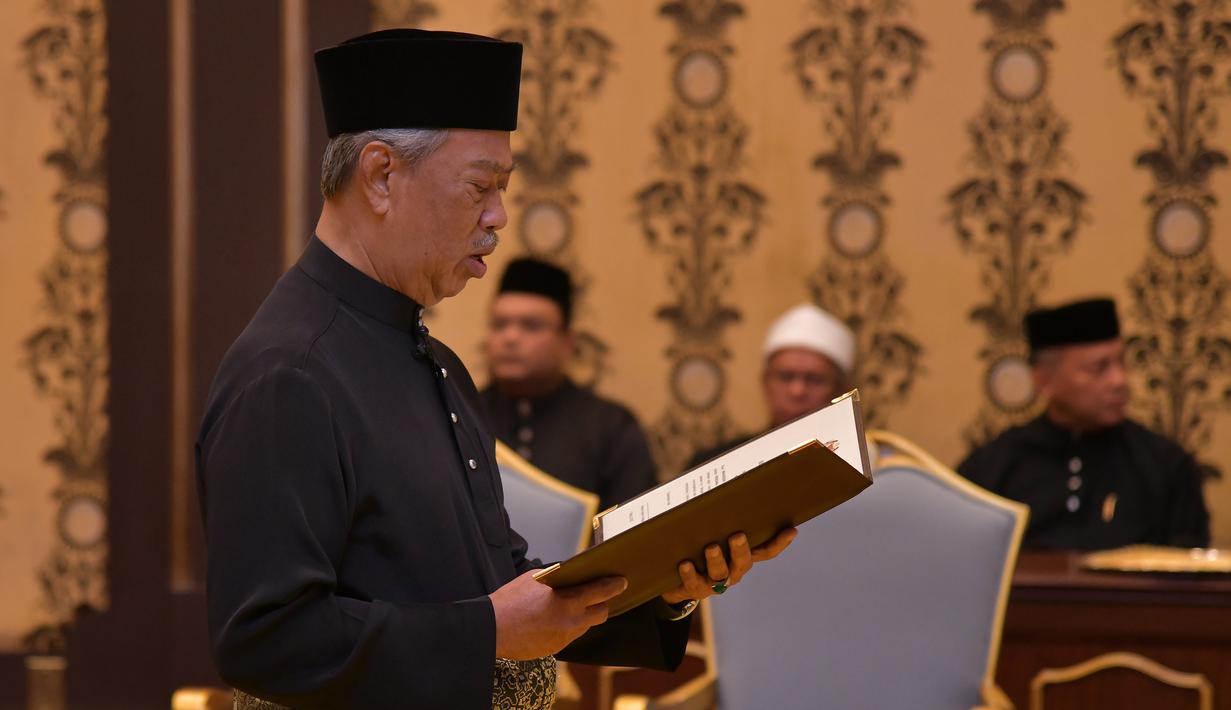 Muhyiddin Yassin menyatakan sumpah saat upacara pelantikannya sebagai Perdana Menteri Malaysia di Istana Negara, Kuala Lumpur, Minggu (1/3/2020). Upacara ini hanya satu pekan setelah Mahathir Mohamad mengundurkan diri sebagai PM Malaysia. (MASZUANDI ADNAN/MALAYSIA'S DEPARTMENT OF INFORMATION/AFP)