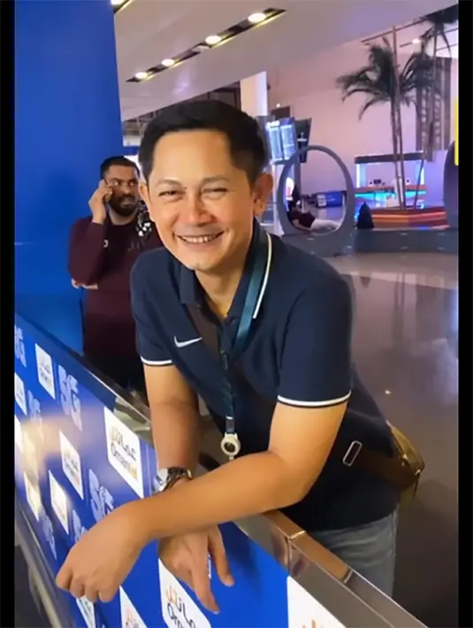 Potret bahagia Hendra Sumendap yang menanti di bandara Muscat Oman. "Welcome to Muscat, alhamdullilah, sekarang nemuin ayah Hendra ya."  kata pelantun lagu ABG Tua ini. [Instagram/fitricarlina]