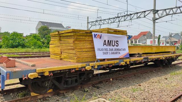 Petugas KAI Daop 1 menyiapkan material untuk mengantisipasi kendala saat arus mudik lebaran. (Dokumen Humas KAI)