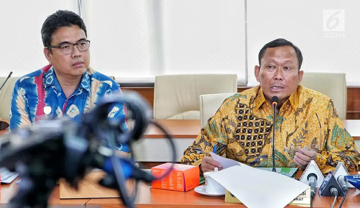 Dirjen Perhubungan Darat Kemenhub Budi Setiyadi (kanan) memberi keterangan pers terkait tarif ojek online di Jakarta, Jumat (5/7/2019). Kemenhub mengimbau agar penerapan diskon tarif ojek online tidak berlangsung lama. (Liputan6.com/JohanTallo)