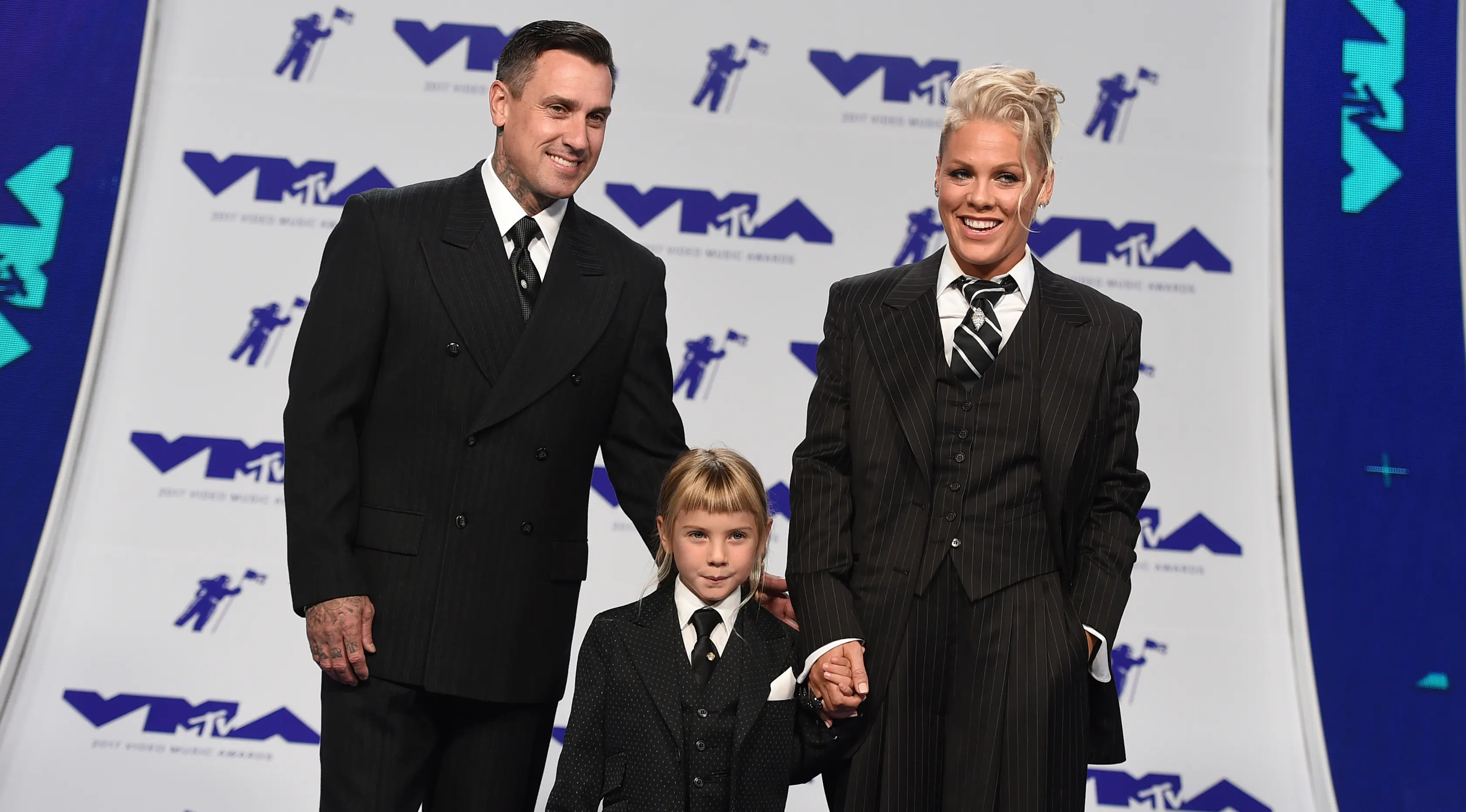 Pink bersama Carey Hart dan putri mereka, Willow menghadiri ajang MTV Video Music Awards (VMA) 2017 di California, Minggu (27/8). MTV VMA merupakan salah satu acara penghargaan musik yang paling dinanti selain Grammy Awards. (Jordan Strauss/Invision/AP)