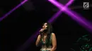 Penyanyi Anggun C Sasmi menghibur dengan satu lagu encore, Snow on The Sahara, pada Konser Diaspora Indonesia di Jakarta, Sabtu (1/7). Selain Anggun, konser ini juga menampilkan Maudy Ayunda dan Laya Pesulima. (Liputan6.com/Herman Zakharia)