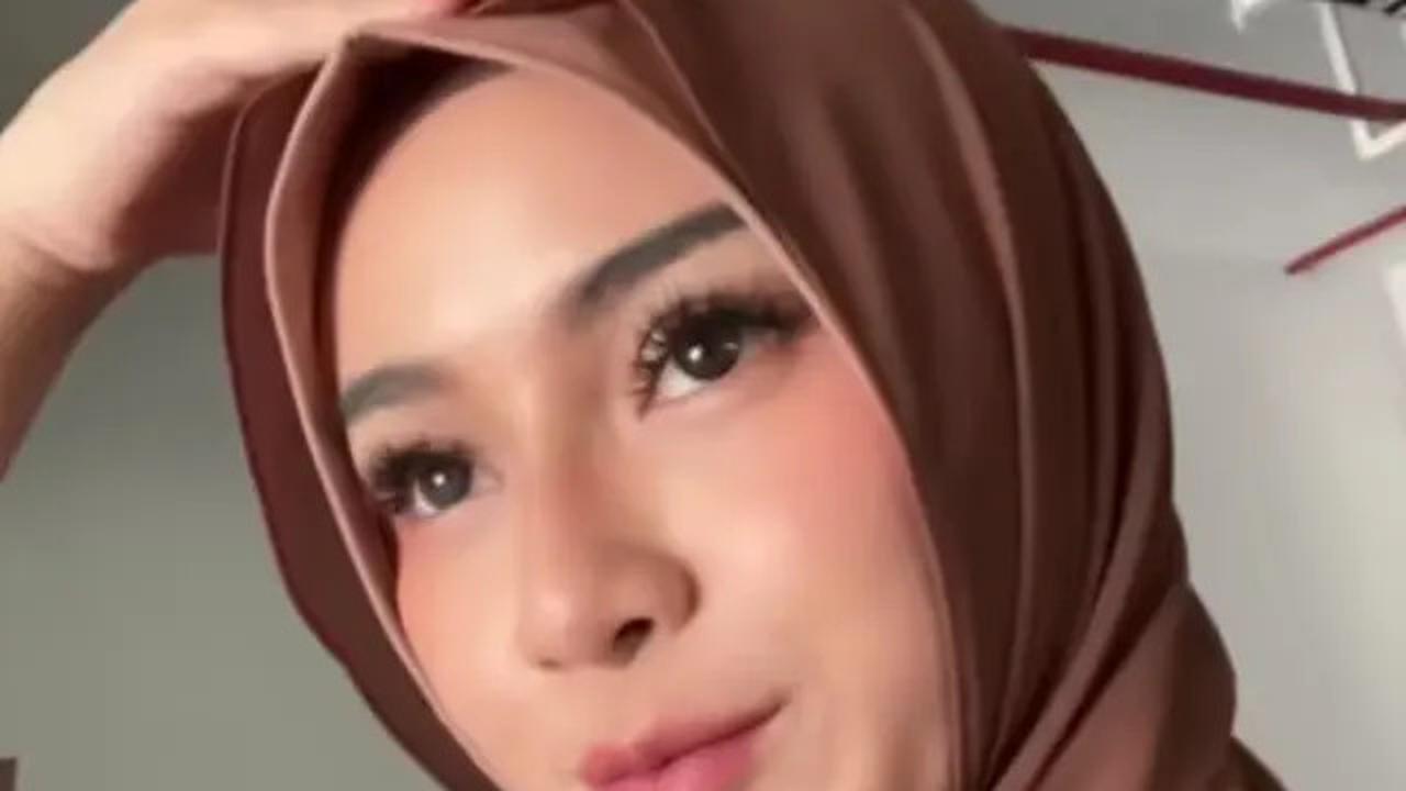 7 Potret Dara dan Mita Band Rock The Virgin Berhijab, Tampil Kalem