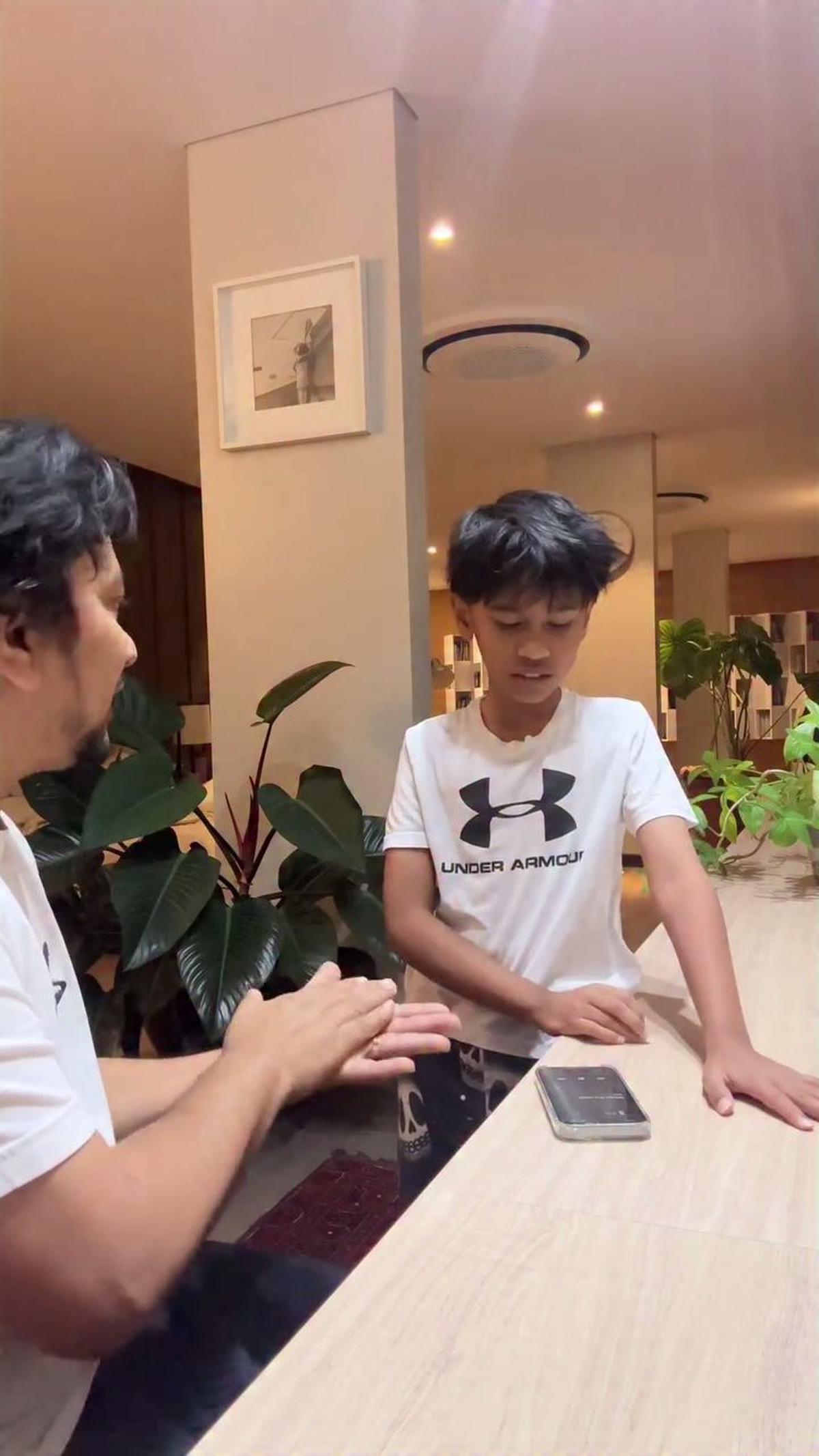8 Potret Anak Lelaki Tompi yang Punya Suara Merdu, Begini Momen saat Berlatih Dengan Sang Ayah