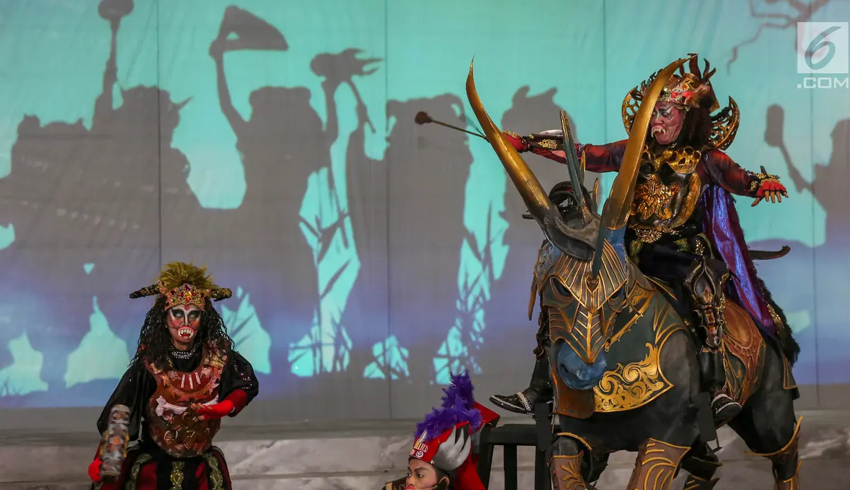 Pemain Teater Koma mementaskan Mahabarata di Kampus Tarumanegara Cilandak, Jakarta, Rabu (17/7/2019). Teater Koma akan menggelar pentas Mahabarata, berjudul Goro-Goro: Mahabarata 2 yang dikemas secara modern dengan kostum dan animasi yang menunjukkan modernitas masa kini. (Liputan6.com/Fery Pradolo)