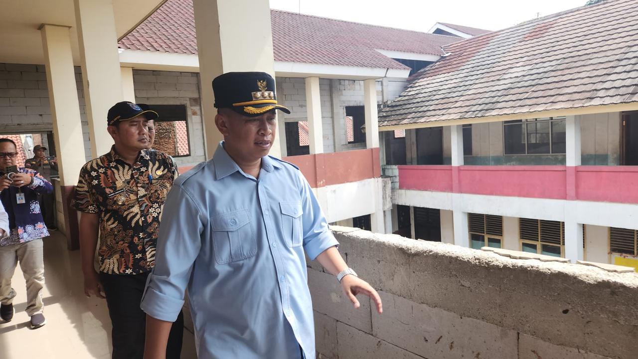 Wali Kota Depok, Supian Suri saat meninjau SDN Duren Seribu 1, Depok. (Liputan6.com/Dicky Agung Prihanto)