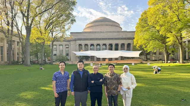 Putri Zulkifli Hasan mendampingi sang ayah dalam kunjungan resmi ke Massachusetts Institute of Technology (MIT) di Cambridge, Massachusetts.