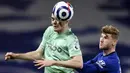 Striker Chelsea, Timo Werner, duel udara dengan pemain  Everton, Michael Keane, pada laga Liga Inggris di Stadion Stamford Bridge, Senin (8/3/2021). Chelsea menang dengan skor 2-0. (Glyn Kirk/Pool via AP)