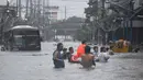 70 penerbangan domestik dibatalkan imbas dari banjir yang menggenangi kota Manila. (Ted ALJIBE/AFP)