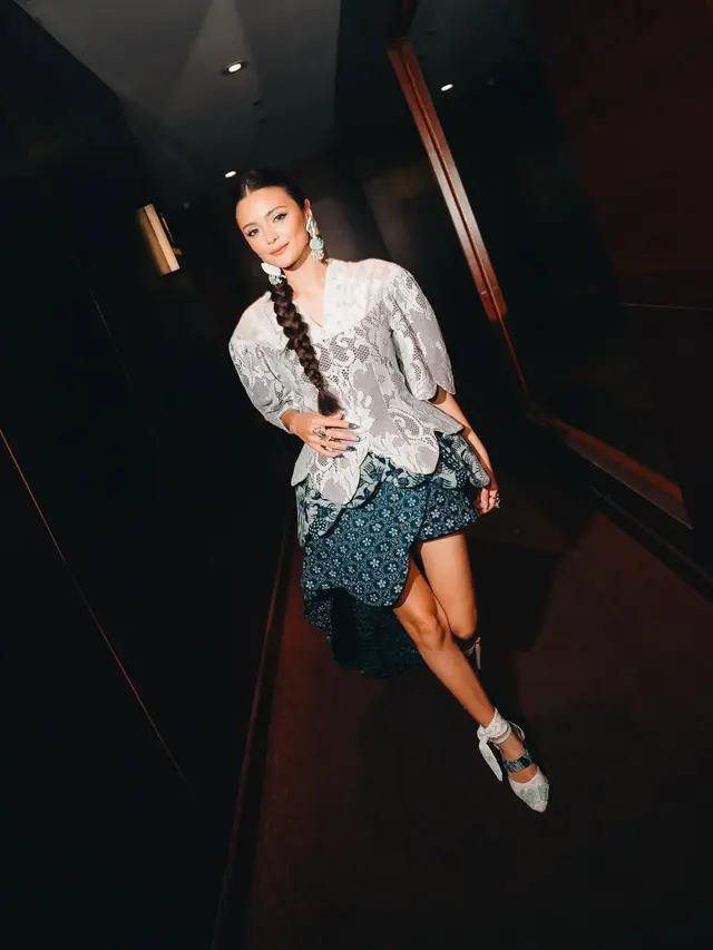 Potret Amanda Rawles Pakai Blouse Brokat dan Rok Batik saat Gala Premiere Film Siapa Dia