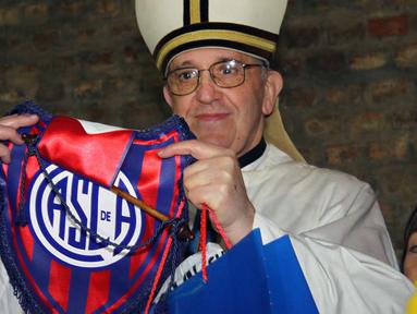 Kardinal Jorge Mario Bergoglio, sebelum menjadi Paus Fransiskus, memegang emblem klub sepak bola kesayangannya, San Lorenzo di Buenos Aires, Argentina. Ia terpilis sebagai Paus pada 13 Maret 2013 menggantikan Paus Benedikt XVI sebagai pemimpin 1,2 miliar umat katolik. (AFP/NA)