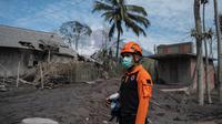 Tim penyelamat melakukan pencarian dekat rumah yang rusak setelah letusan Gunung Semeru di desa Curah Kobokan, Lumajang, Rabu (8/12/2021). Berdasarkan laporan BNPB, jumlah korban meninggal hingga Rabu pukul 10.30 WIB hari ini berjumlah 41 orang dan 12 orang dalam pencarian. (Juni Kriswanto/AFP)