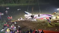 Bangkai pesawat TransAsia diangkat ke permukaan. (News.com.au)