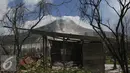 Rumah milik warga hancur terkena abu vulkanik Gunung Sinabung di Desa Sibintun, Sumatera Utara, Minggu (5/7/2015). Letusan yang terjadi dari 2013 sampai saat ini mengakibatkan puluhan ribu jiwa mengungsi. (Liputan6.com/Johan Tallo)