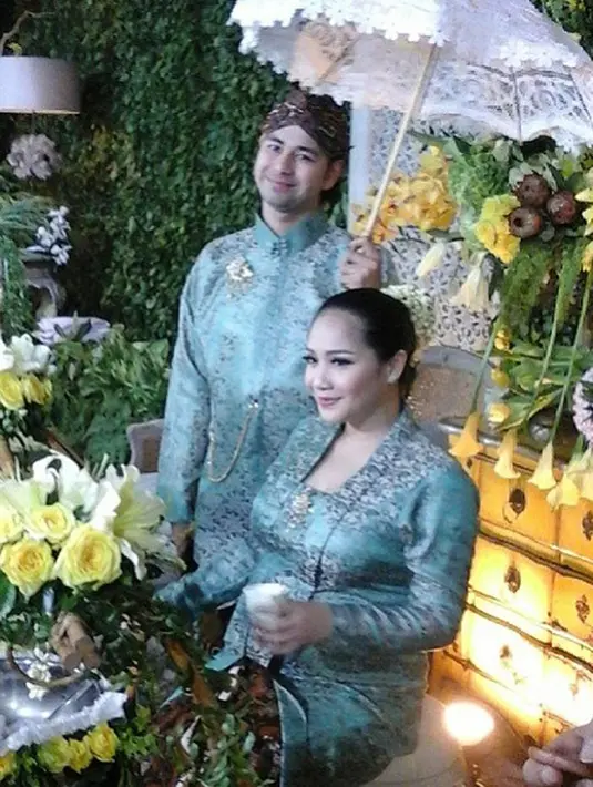 Proses tujuh bulanan meliputi pengajian, siraman, brojolan, gonta-ganti hingga jual rujak dan dawet. (via Instagram.com/stvendp/)