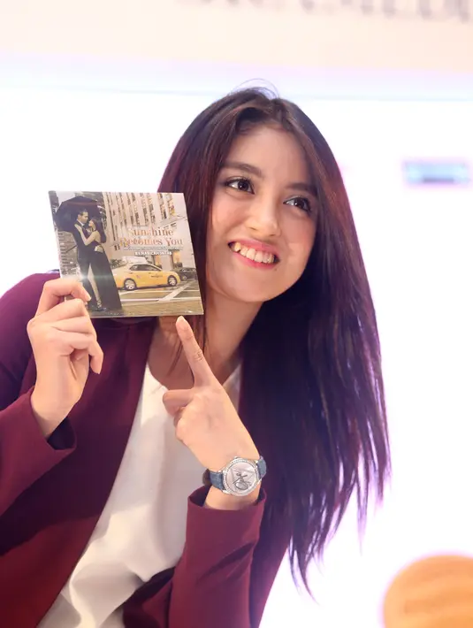 Banyak pelajaran dan pengalaman bagi Nabilah JKT48 selama proses pembuatan film ‘Sunshine Becomes You’. Nabilah pun bersyukur bisa beradu akting dengan Herjunot Ali dan Boy William yang mau berbagi pengalaman dan ilmu. (Andy Masela/Bintang.com)