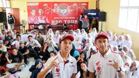Dua pembalap nasional Ahwin Sanjaya dan Luki Hardiansyah berbagi pengalaman di Honda Dream Cup (HDC) 2019 Makassar, Sabtu (26/10/2019). (foto: honda)