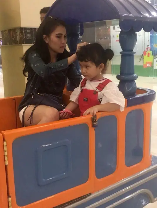 Pemilik album Best of Ayu Ting Ting (2015) itu juga tidak memiliki rencana untuk berlibur ke luar negeri. Ia mengaku saat semua pekerjaannya sudah selesai baru bisa liburan. (Instagram/ayutingting92)