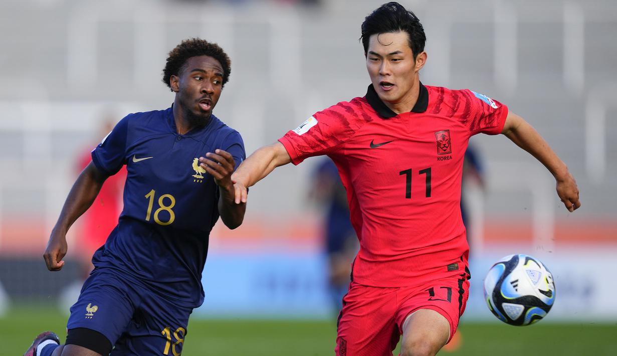 Bek Timnas Prancis U-20, Jordan Semedo (kiri) berebut bola dengan gelandang Timnas Korea Selatan U-20, Kang Seong-jin pada laga Grup F Piala Dunia U-20 2023 di Malvinas Argentinas Stadium, Mendoza, Argentina, Selasa (23/5/2023) dini hari WIB. (AP Photo/Natacha Pisarenko)